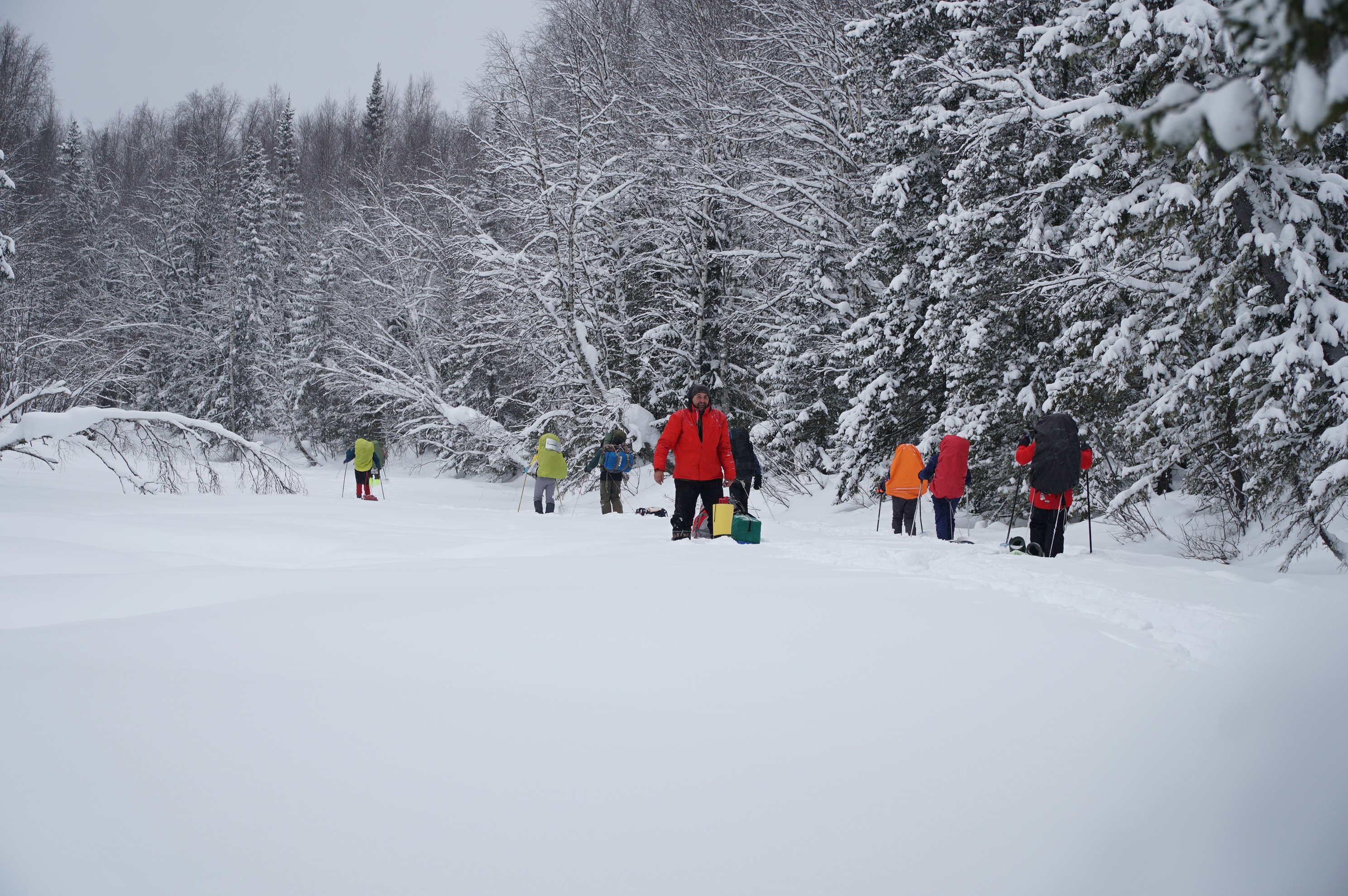grupo de esquiadores num rio coberto de neve