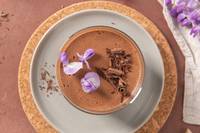 vista superior da mousse com caracóis de chocolate e pétalas