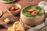 taça de sopa com chouriço e broa ao lado