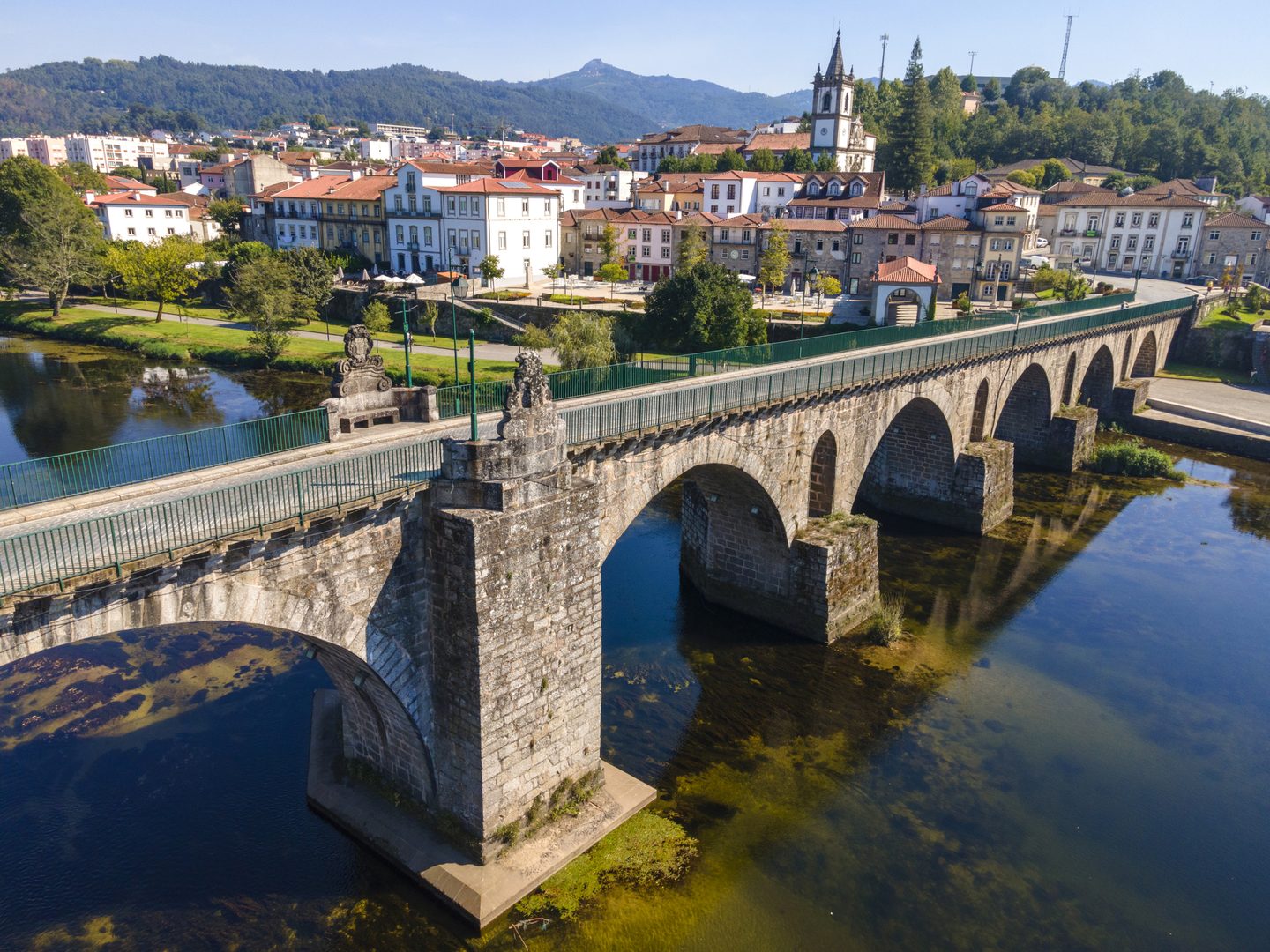 Vista aérea da vila de Ponte da Barca e da ponte de pedra