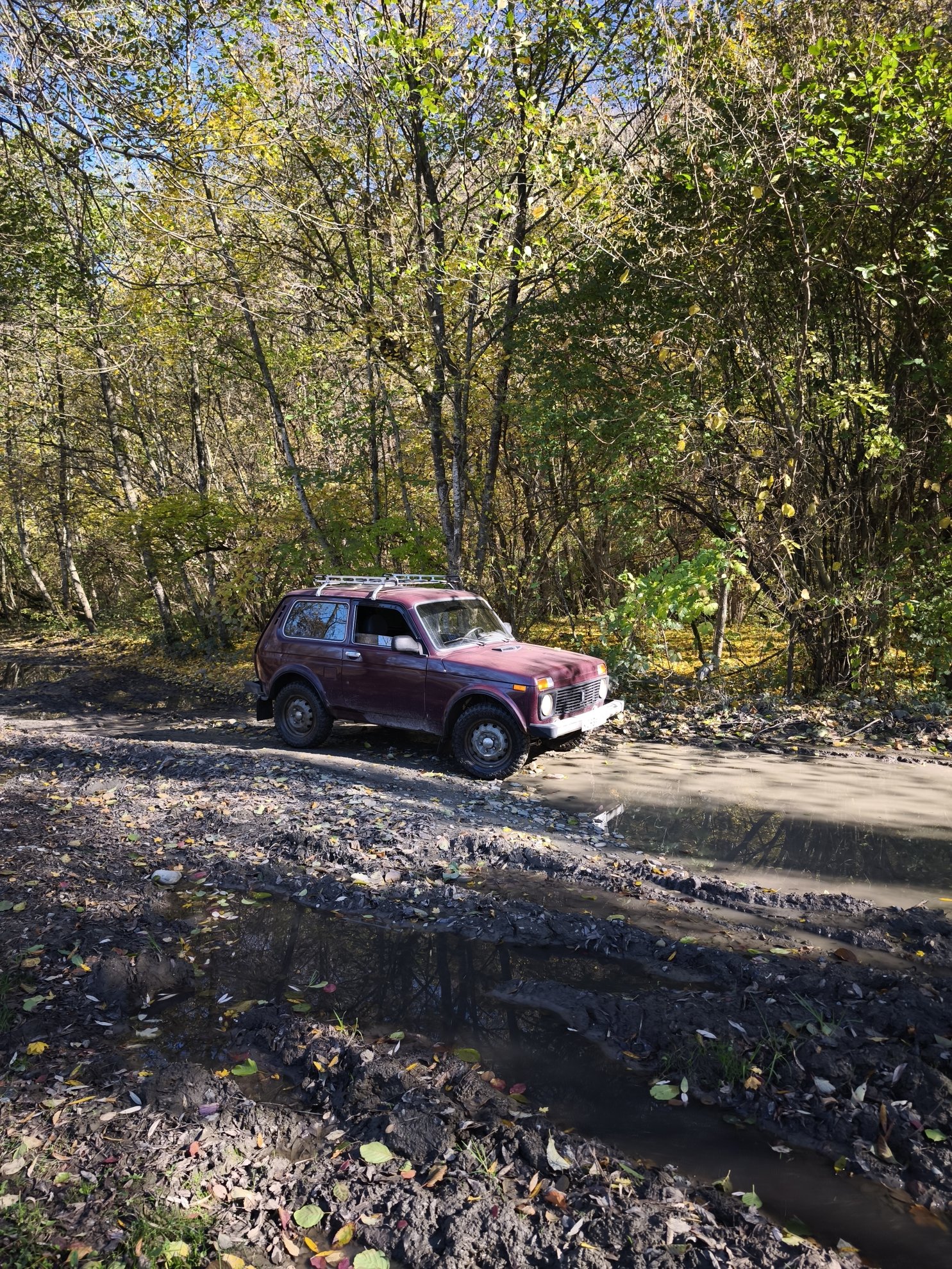 veículo off-road numa estrada com lama e poças