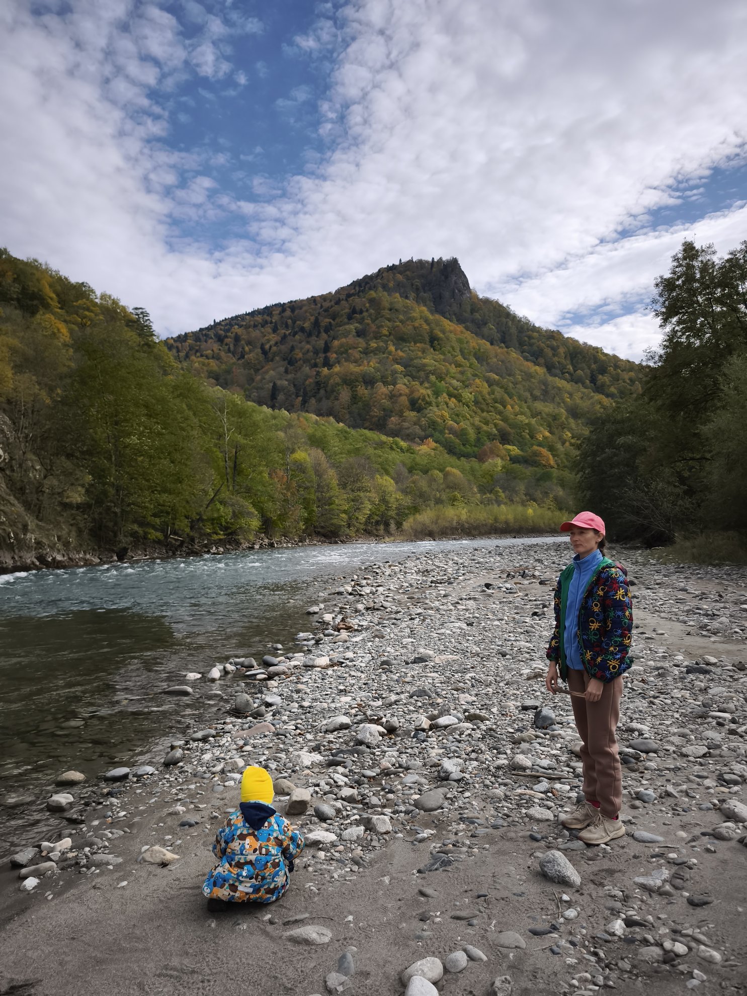 margem do rio pedregosa com montanha ao fundo